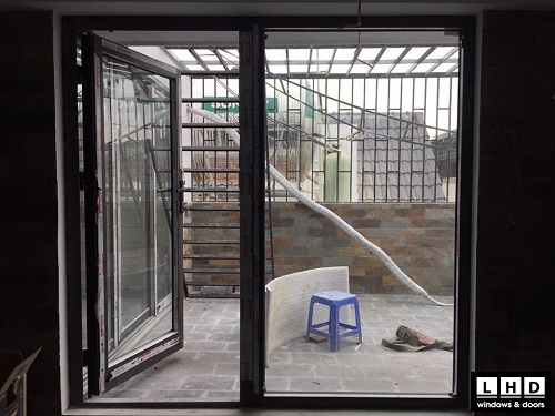 cửa đi mở quay 1 cánh nhôm xingfa kết hợp vách kính